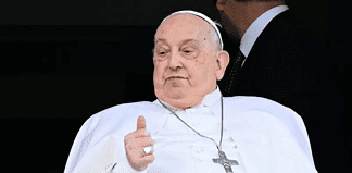 Papa Francisco regresa al Vaticano, pero permanece fuera de la vista del público