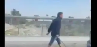 Taxista baja de su auto a echar pleito… y recibe una lección