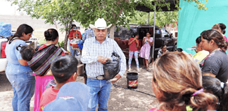 Reparte diputado Zubía hule, semillas, balones y despensas