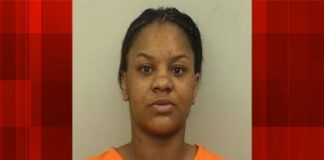 Mujer compra unos cuchillos… y apuñala a otra porque la fila de cajas no avanzaba