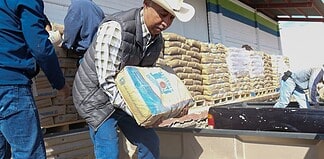 Carga diputado Zubía sacos de cemento y reparte toneladas a familias de Jiménez