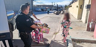 Policías Municipales refuerzan proximidad social con entrega de dulces a los niños