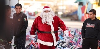 Reciben niños juarenses regalos de Santa Bombero