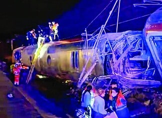 Al menos 39 muertos tras choque de dos trenes de alta velocidad en España