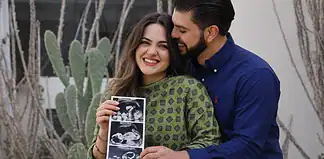 Con sonograma y varón al lado, confirma Andrea Chávez embarazo