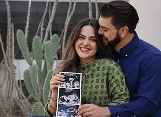 Con sonograma y varón al lado, confirma Andrea Chávez embarazo