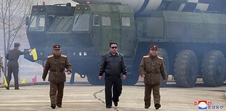 La imagen de Kim Jong Un al volante de un lanzacohetes móvil pone en alerta a la región