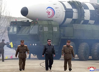 La imagen de Kim Jong Un al volante de un lanzacohetes móvil pone en alerta a la región