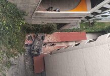 Auto con tres personas se desploma 10 metros en edificio de CDMX