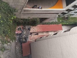 Auto con tres personas se desploma 10 metros en edificio de CDMX