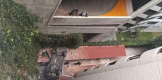 Auto con tres personas se desploma 10 metros en edificio de CDMX