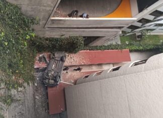 Auto con tres personas se desploma 10 metros en edificio de CDMX