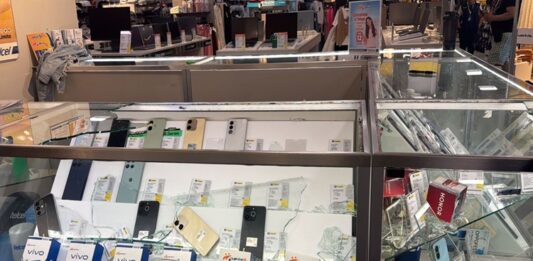 Arrestan a mozalbete que quebró vidrios de vitrina para robar 14 celulares