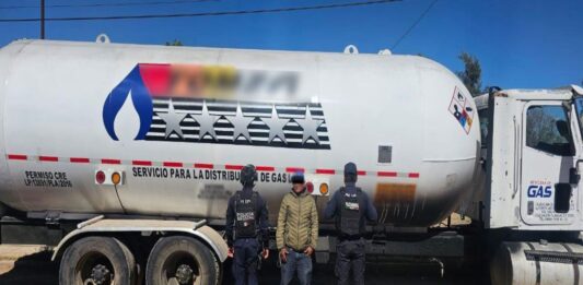 Usaba hombre camión de Grupo Tomza para cargar 22 mil litros de huachicol