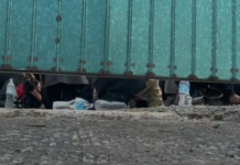 Rescatan a 229 migrantes que estaban hacinados en caja de tráiler en Xalapa, Veracruz