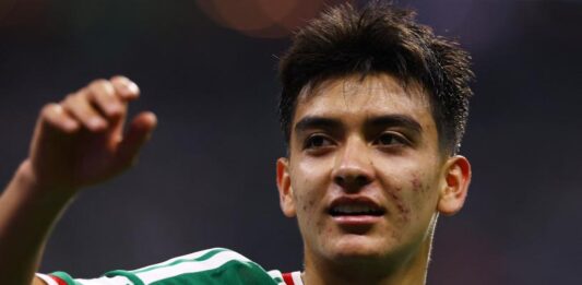 Después de brillar en el Mundial, Gilberto Mora se gradúa de la preparatoria