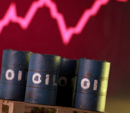 Precio del petróleo se dispara por amenazas de Trump contra Irán; cierra en máximos
