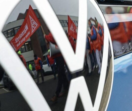 Volkswagen amenaza con recortar otros 50,000 empleos en todo el mundo